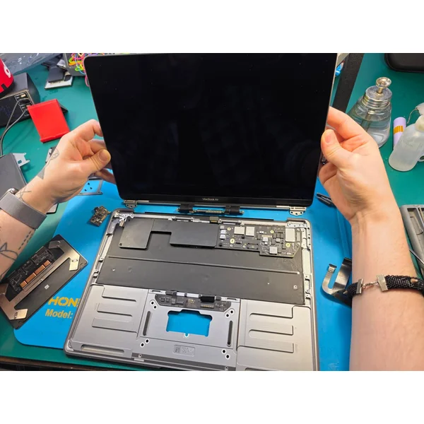 Macbook Air: ремонт после залития в сервисе «Формула Ремонта»