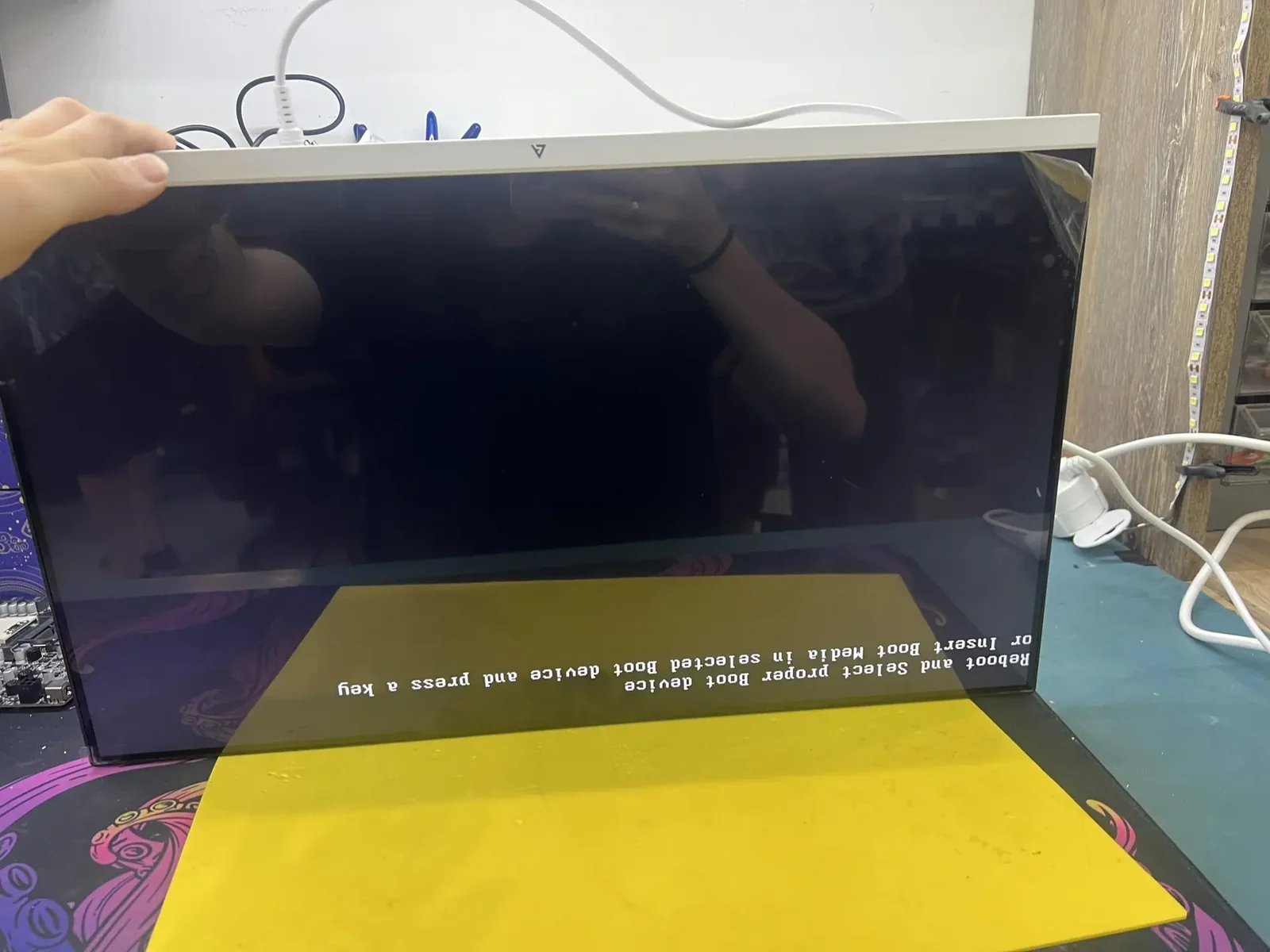 Моноблок с тёмным экраном, внизу белый текст: Reboot and Select proper Boot device or Insert Boot Media in selected Boot device and press a key.