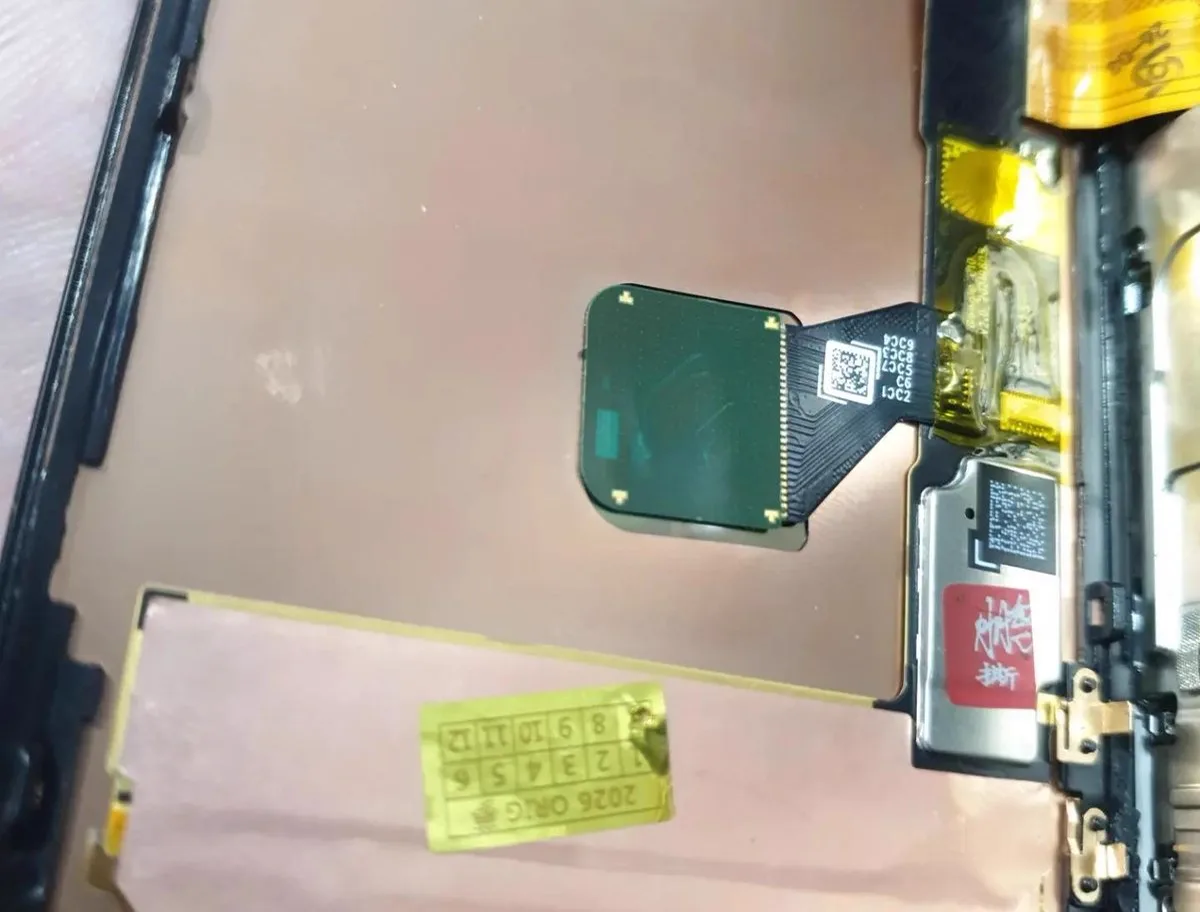 Модуль сканера отпечатка Pixel 7 Pro со шлейфом, подключённым к подложке дисплея, на медной плёнке с наклейкой 2026 ORIG